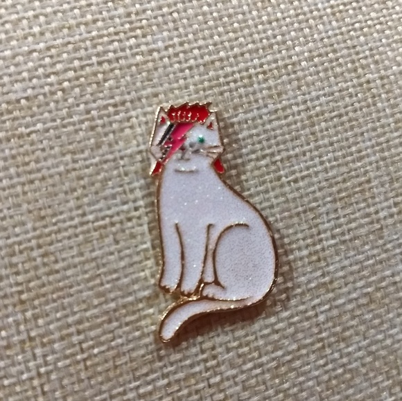 Ziggy Stardust Glittery Cat Lapel Pin - Picture 5 of 6